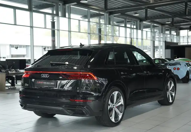 Audi Q8 view 9