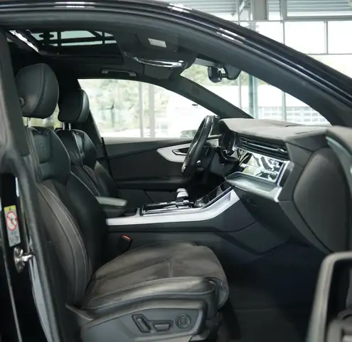 Audi Q8 view 16