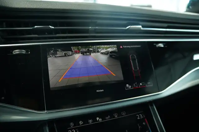 Audi Q8 view 3