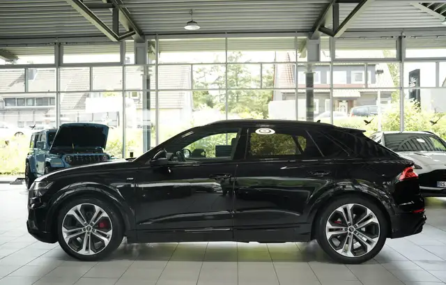 Audi Q8 view 12