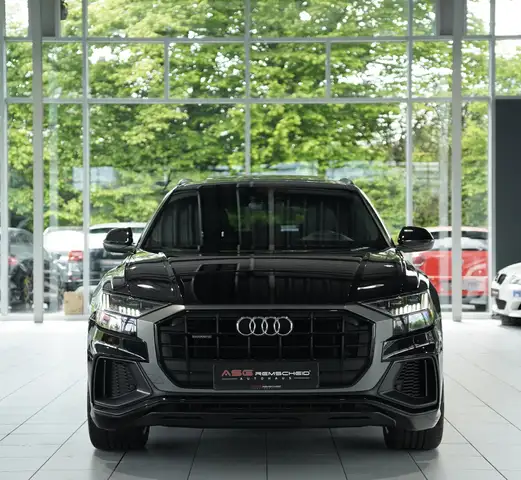 Audi Q8 view 4