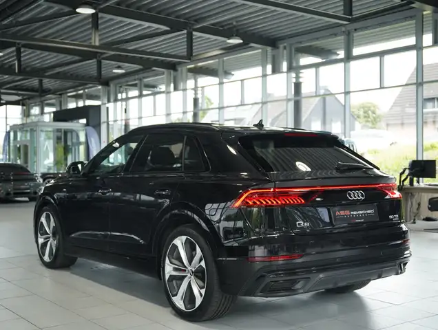Audi Q8 view 11