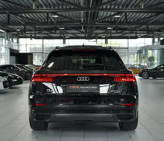Audi Q8 view 10