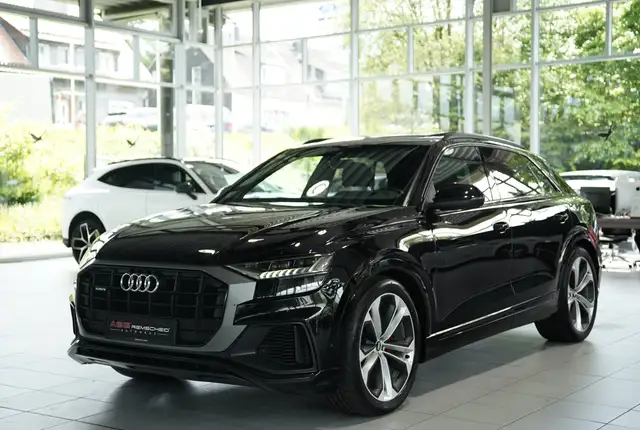 Audi Q8 view 5
