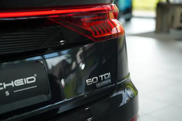 Audi Q8 view 15