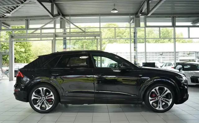 Audi Q8 view 7