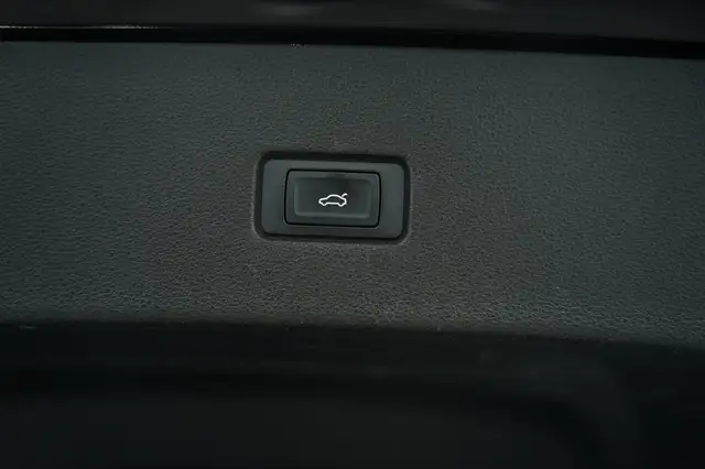 Audi Q8 view 25