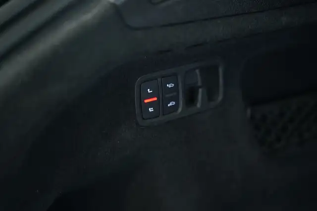 Audi Q8 view 26