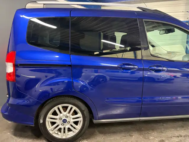 Ford Tourneo Courier view 3