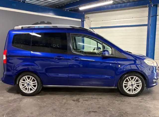 Ford Tourneo Courier view 2