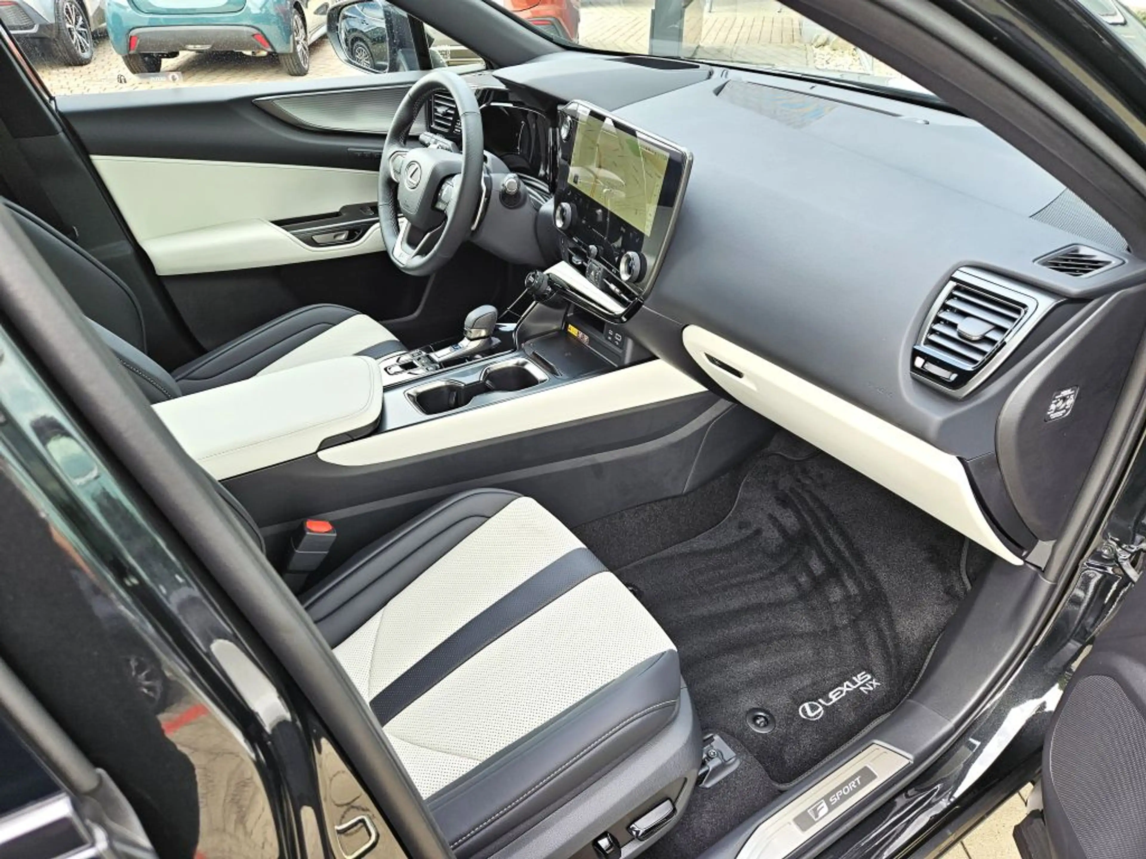 Lexus NX 450h+ E-FOUR F SPORT — photo 10