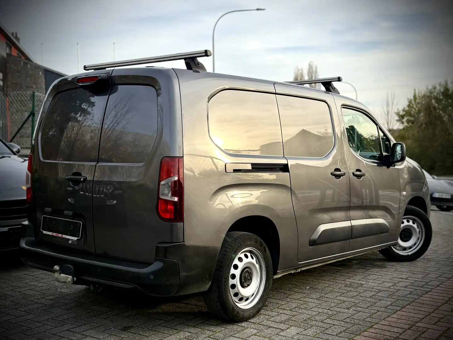 Peugeot Partner 1.5 BlueHDi L2 Heavy Pro 13099 Euros Net !! Grau - 2