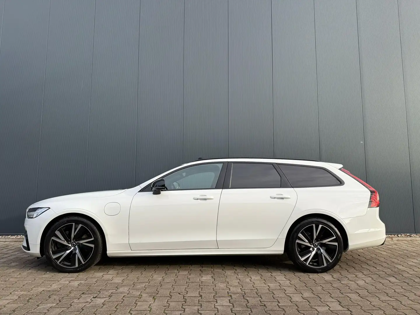 Volvo V90 2.0 T8 AWD R-Design luchtvering / B&W / Pano / HUD Wit - 2