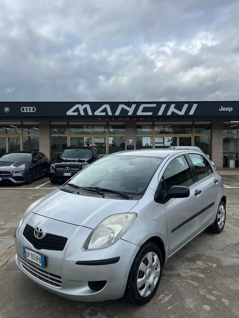 Toyota Yaris Yaris II 2005 5p 1.0 Now Gris - 1