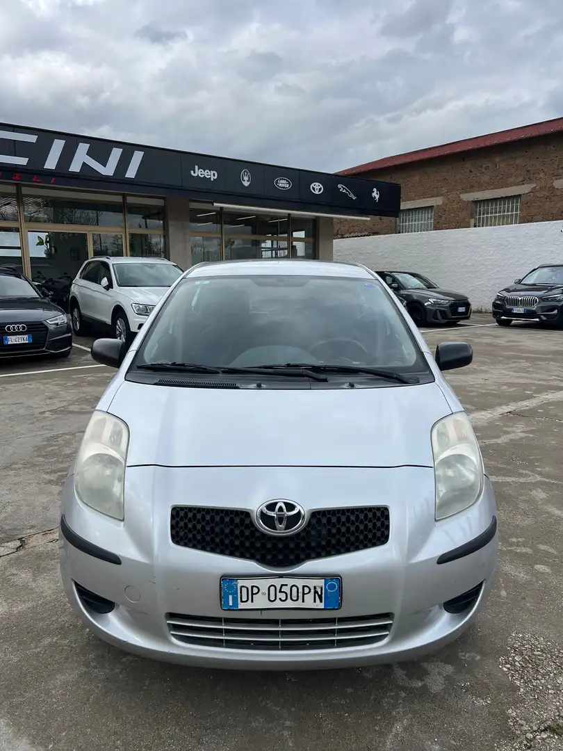 Toyota Yaris Yaris II 2005 5p 1.0 Now Gris - 2
