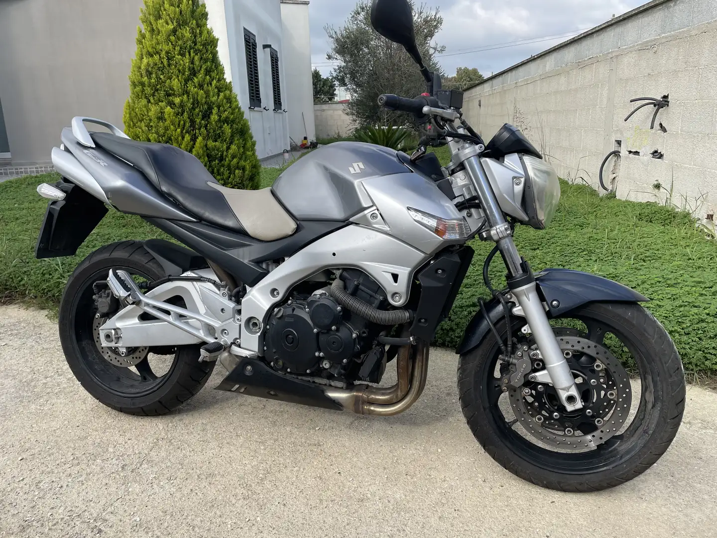 Suzuki GSR 600 - 1
