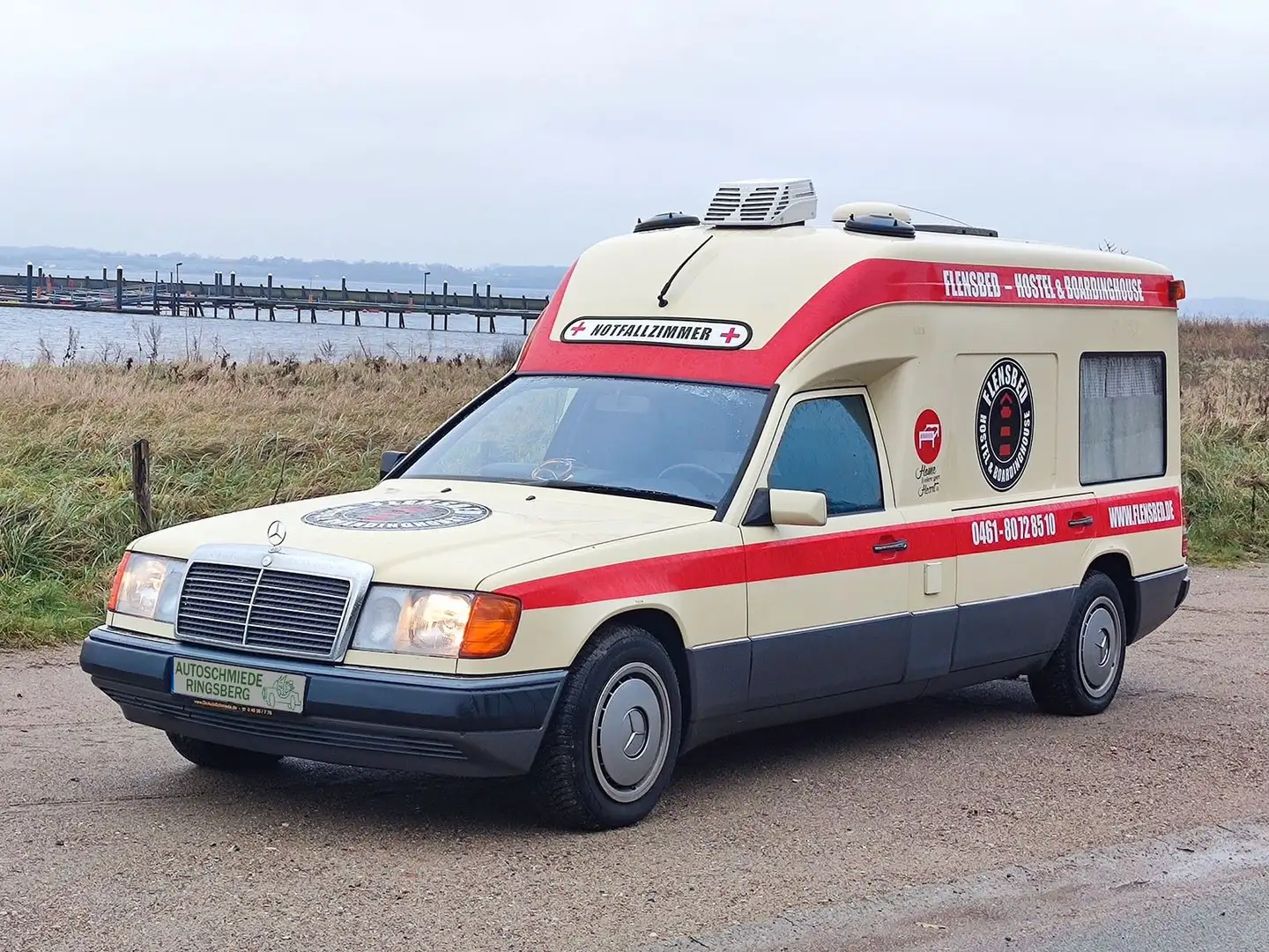 Mercedes-Benz 250 TD 250 W 124 original Krankenwagen mit Ausbau Beige - 1