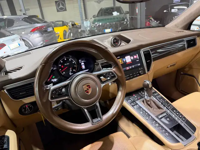 Porsche Macan view 11