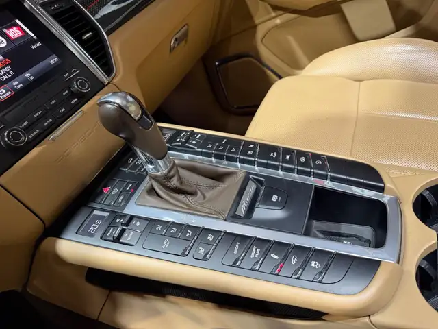 Porsche Macan view 12