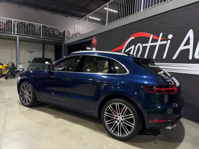 Porsche Macan view 4