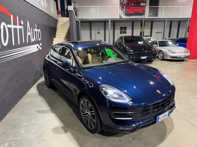 Porsche Macan view 3
