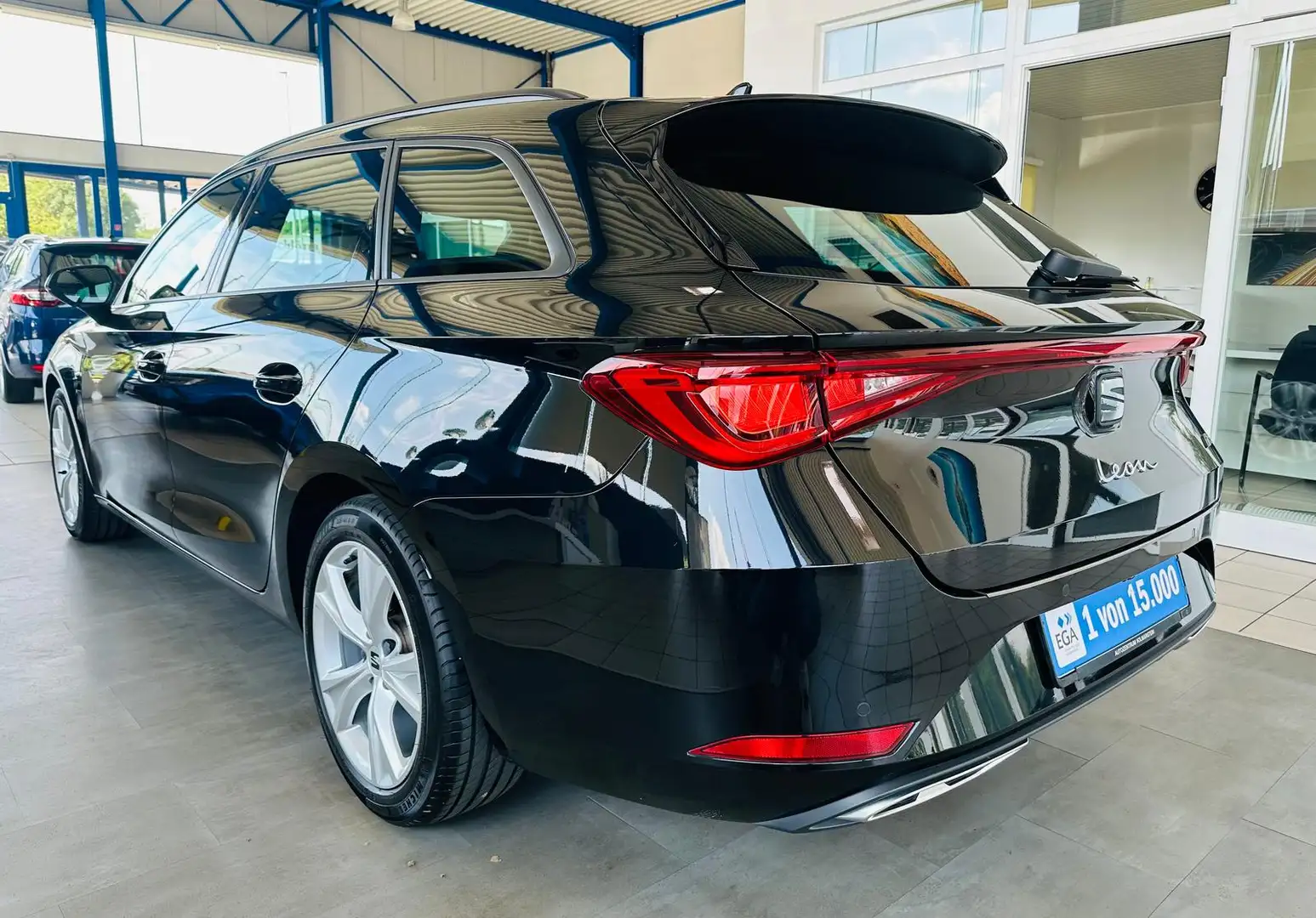 SEAT Leon ST 1.5 eTSI FR DSG Nav LED Kamera Beats ACC Schwarz - 2