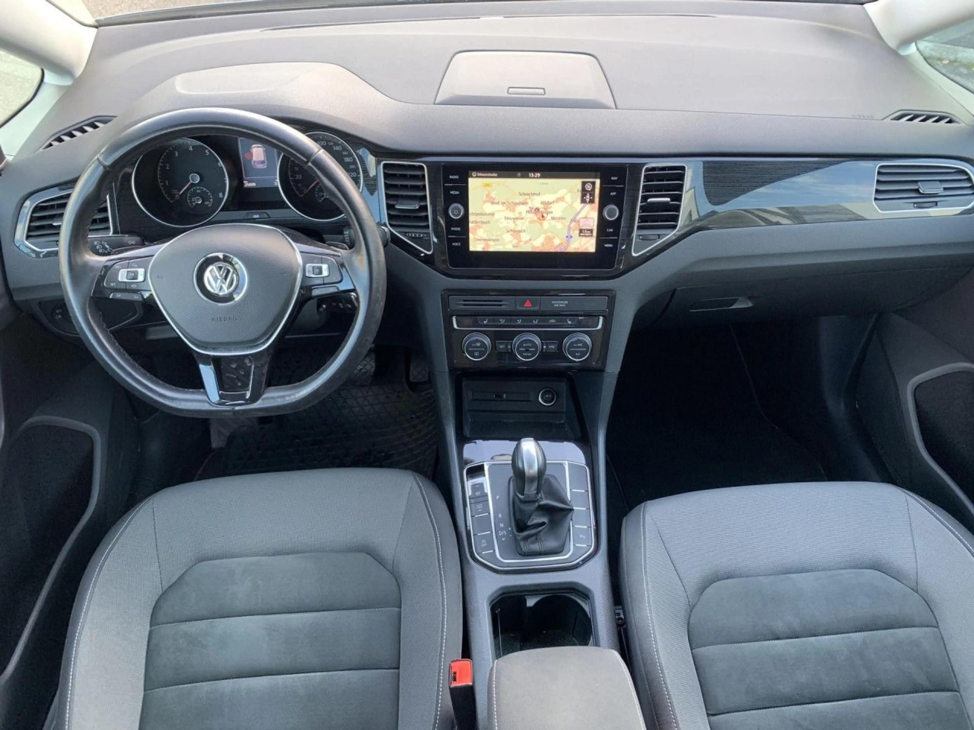 Volkswagen Golf Sportsvan Highline 1,5 TSI DSG LED ACC PDC — photo 6