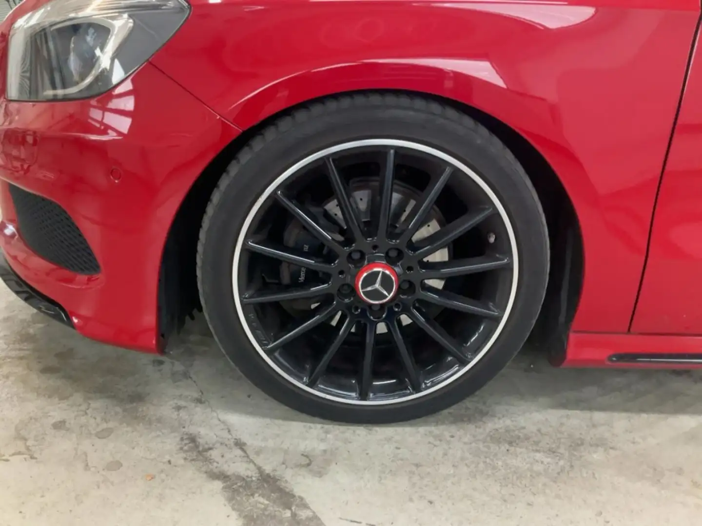 Mercedes-Benz A 180 BE AMG Line Rojo - 2