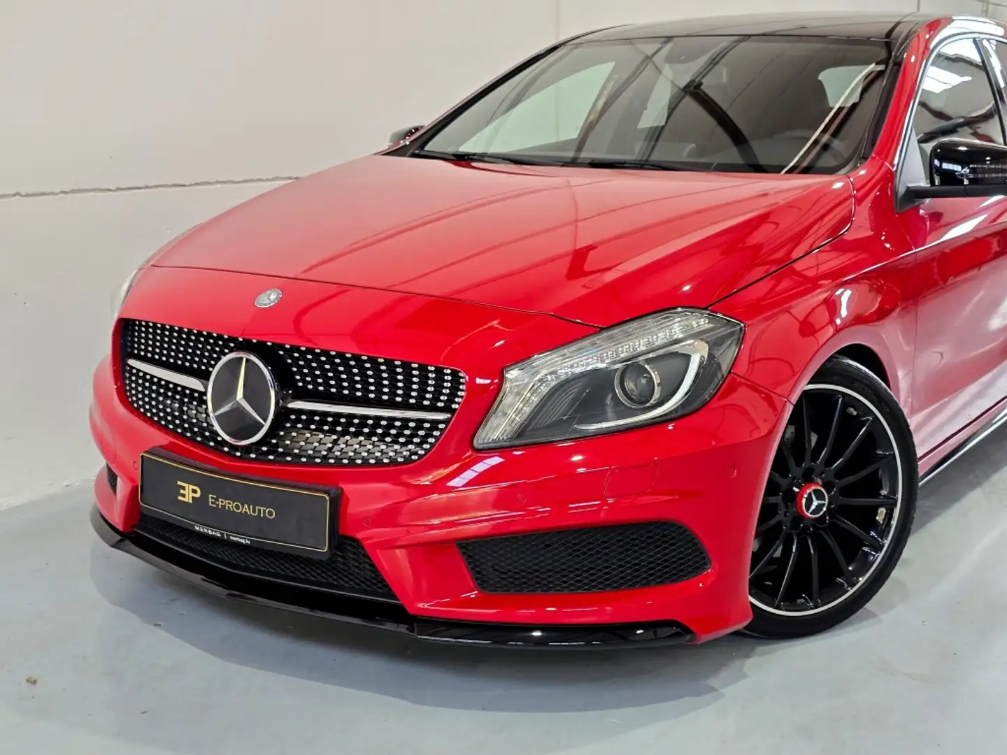 Mercedes-Benz A 180 BE AMG Line Rot - 2