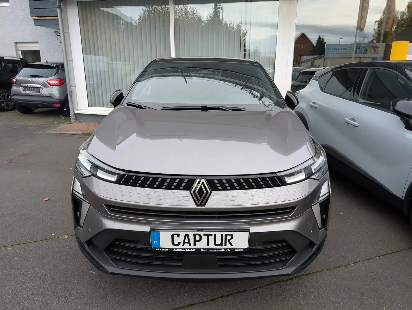 Renault Captur Mild Hybrid 155 EDC Techno (44) Grau - 2