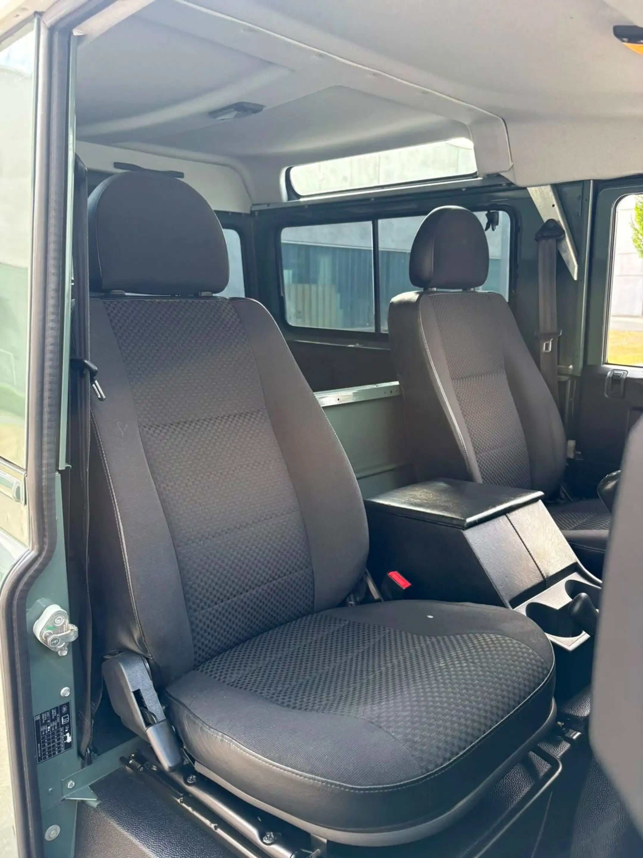 Land Rover Defender 2.2 Turbo - D SE 49.500.-EXCL BTW — photo 13