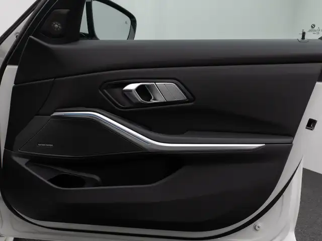BMW 3 Series view 30
