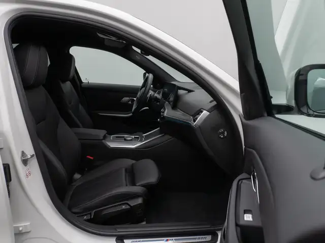 BMW 3 Series view 24