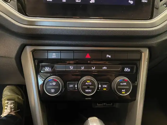Volkswagen T-Roc view 9