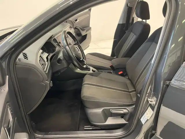 Volkswagen T-Roc view 6
