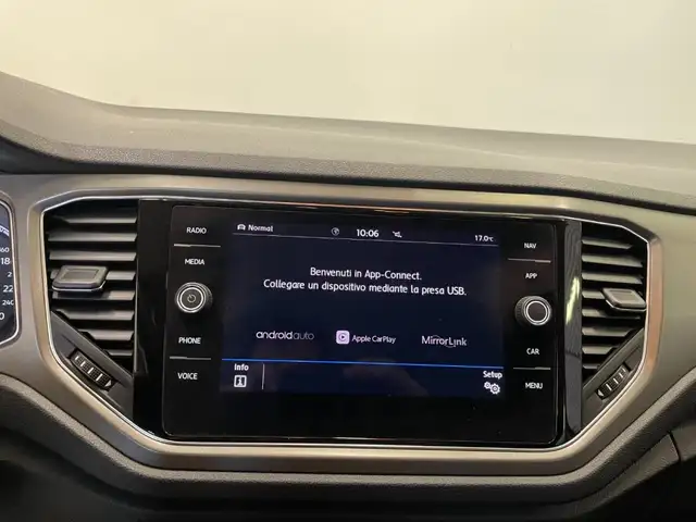 Volkswagen T-Roc view 10