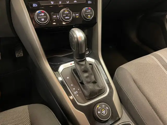Volkswagen T-Roc view 8