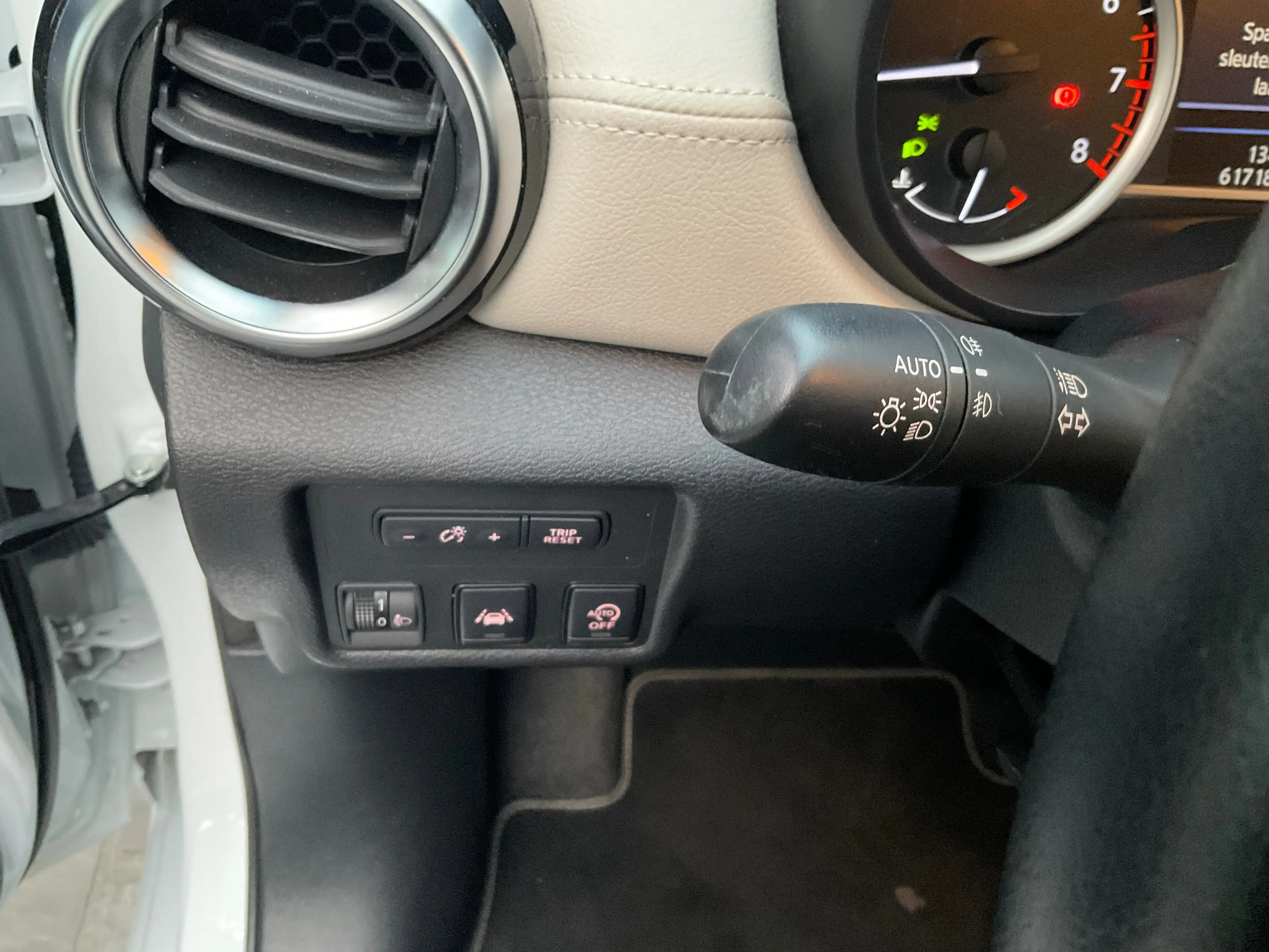 Nissan Micra N-DISIGN 1.0 benzine — photo 12