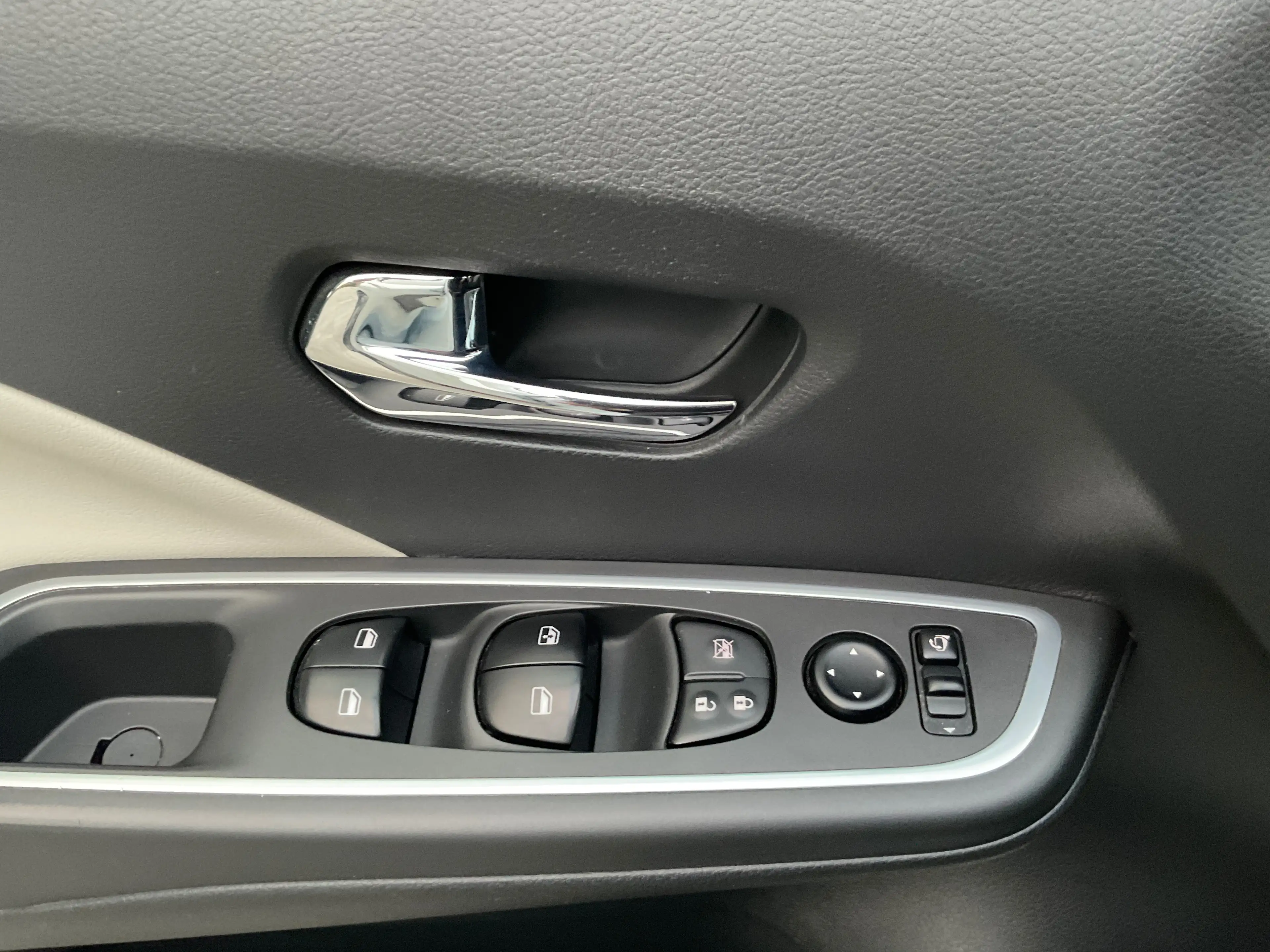 Nissan Micra N-DISIGN 1.0 benzine — photo 11
