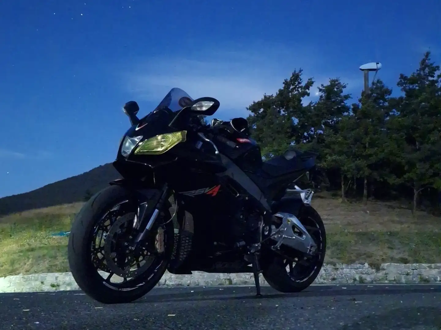 Aprilia RSV4 R Nero - 2