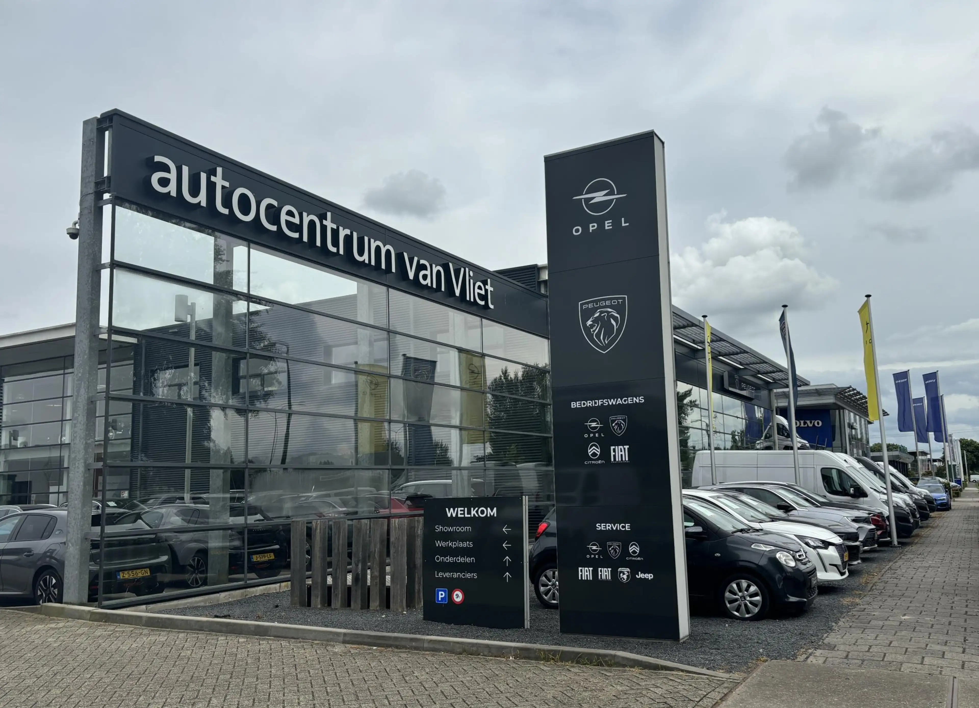 Peugeot 408 1.2 Hybrid 145 e-DCS6 GT 360 Camera — photo 13