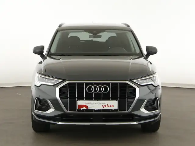 Audi Q3 view 3