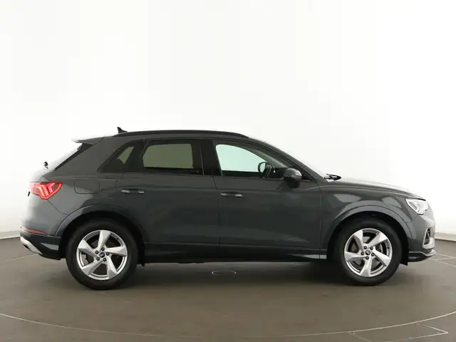 Audi Q3 view 8