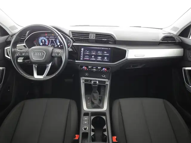 Audi Q3 view 11