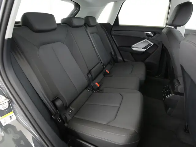 Audi Q3 view 15