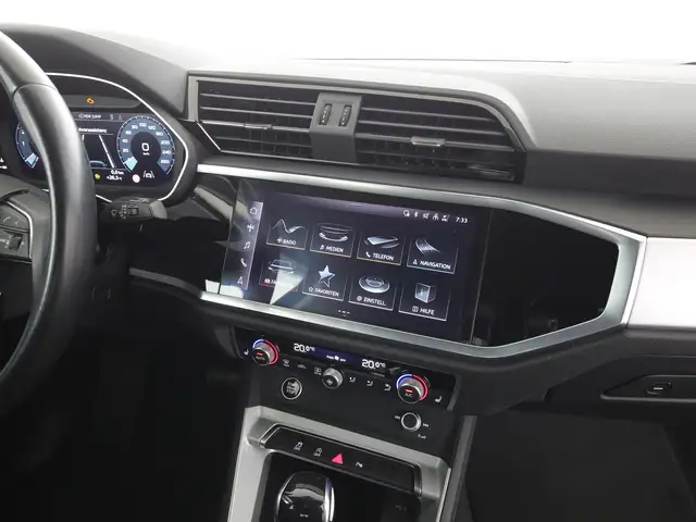 Audi Q3 view 13