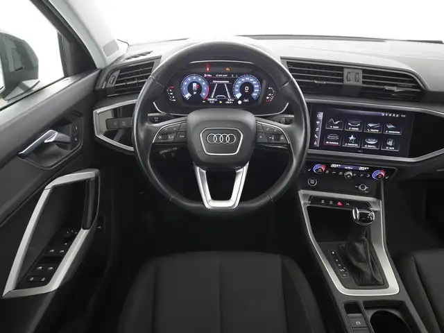 Audi Q3 view 10