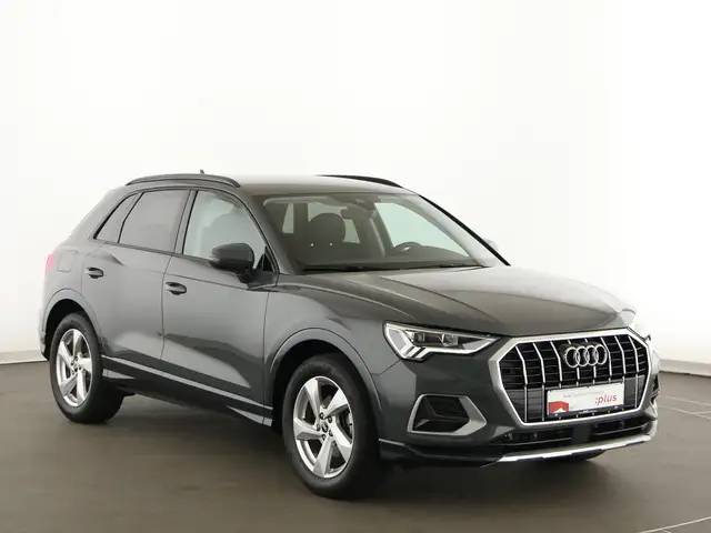 Audi Q3 view 9