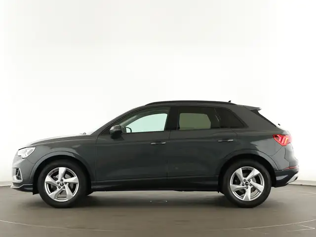 Audi Q3 view 4