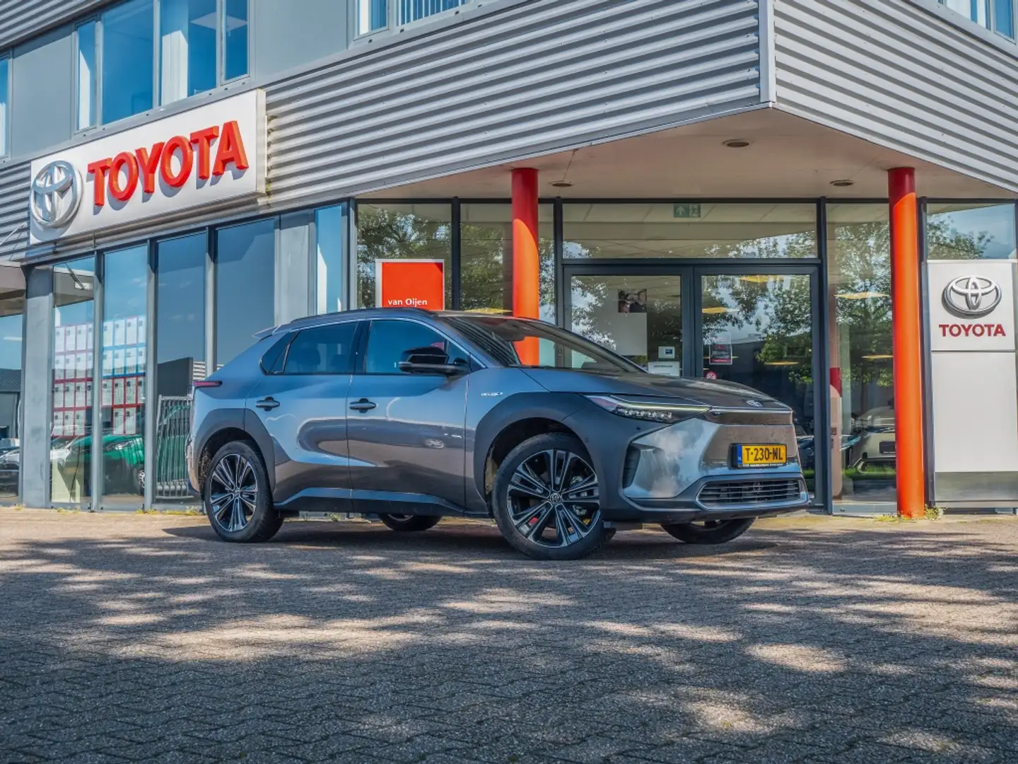 Toyota bZ4X Premium 4WD 71 kWh Gris - 1